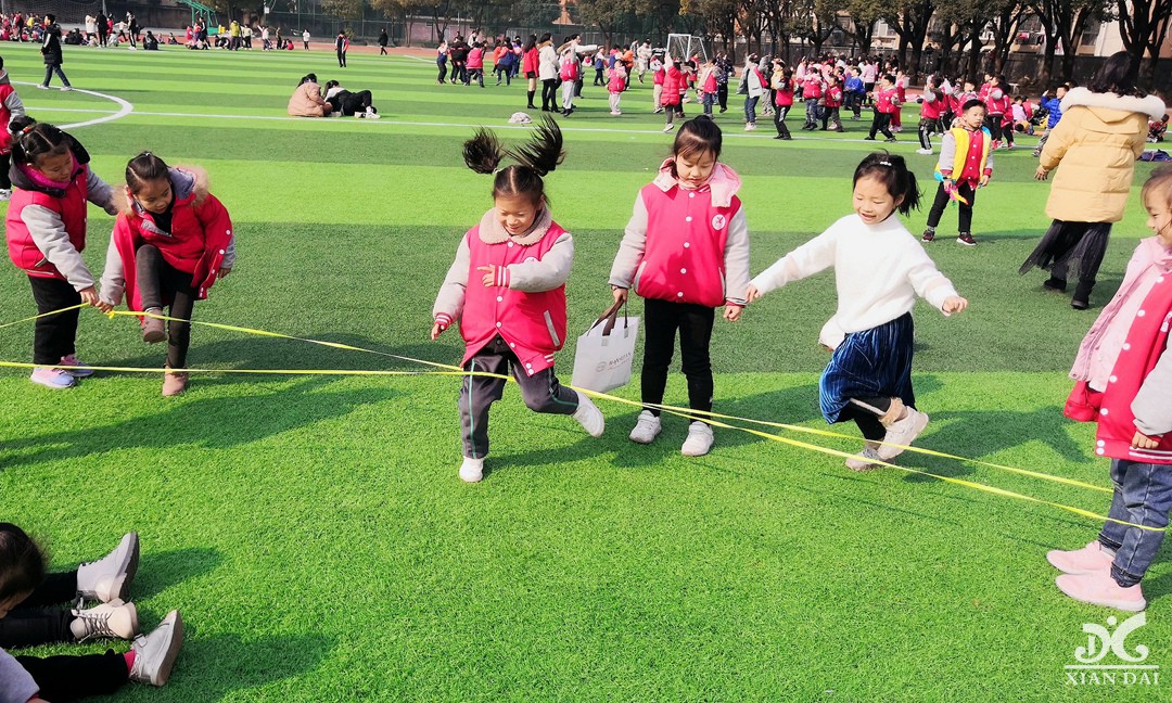 跳皮筋、丟手絹、踢毽子……南昌現(xiàn)代外國語學(xué)校玩起了傳統(tǒng)游戲，速來圍觀！